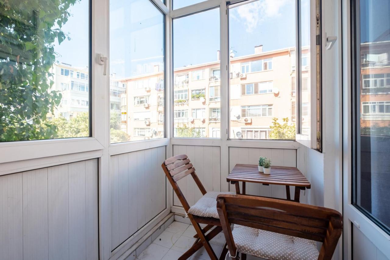 Chic Flat With Balcony Near Moda Shore Istanbul Exterior foto